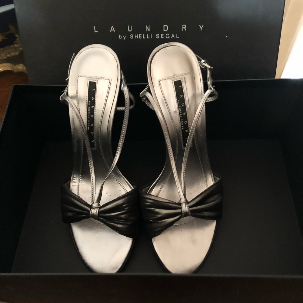 Laundry by Shelli Segal Silver sling back heels